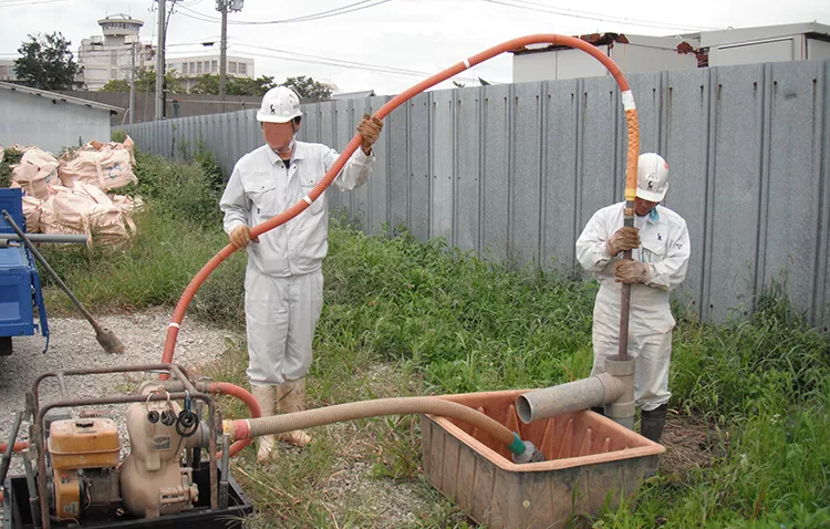 ⼿掘りによる削井作業ポンプ配管セットカ